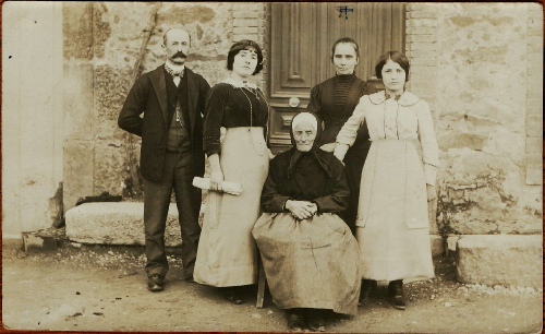 photographie de la famille Romieu, prise à Montlaur, dans l'Aude vers 1915